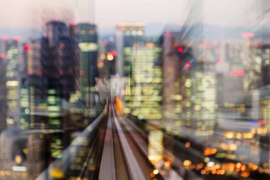 Şehir içine hareket eden tren yolu ışık merkezi iş şehir merkezinde bulanıklık, arka plan