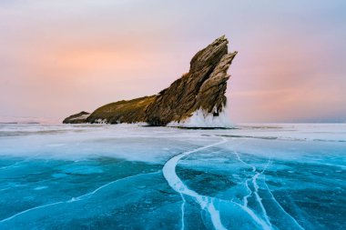 Donmuş baykal su göl Olkhon rock, Rusya Kış sezon doğal peyzaj ile 