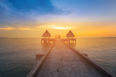 Günbatımı okyanus ve yol denize, doğal peyzaj arka plan önde gelen yürüme üzerinde