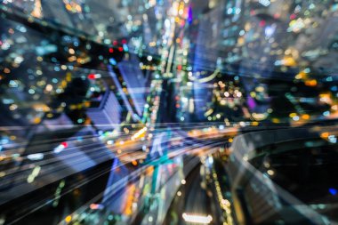 Havadan görünümü gece şehir tren parça hareket üzerinde hareketli arka plan ışık