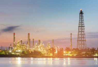 Gece ışık petrol rafinerisi ön Nehri, ağır sanayi arka plan