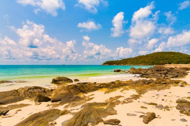 Mavi manzarası, doğal peyzaj arka plan ile deniz ve kum plaj