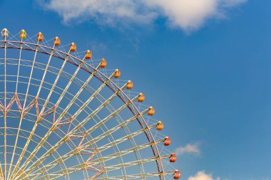 Eğlence Parkı mavi gökyüzünde karşı büyük dev tekerlek