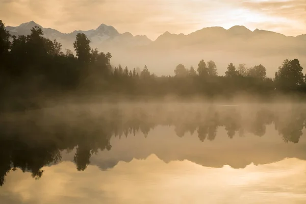 Αντανακλάσεις Της Νότιες Άλπεις Στο Λίμνη Matheson Σχετικά Νωρίς Πρωί — Φωτογραφία Αρχείου
