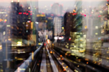 Yüksek hızlı tren hareket üzerinde ışık şehir şehir merkezinde bulanıklık, arka plan