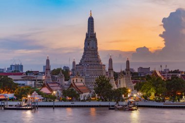 Arun tapınak Nehri ön günbatımı gökyüzü arka plan, Tayland Simgesel Yapı ile