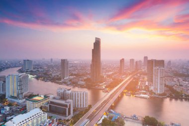 Bangkok şehir nehir ile günbatımı manzarası, cityscape arka plan sonra eğri