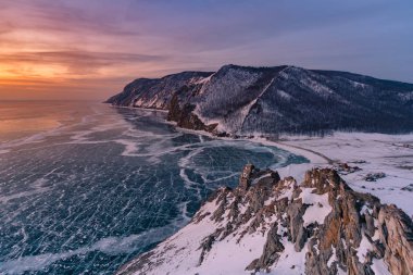 Donmuş baykal su Gölü havadan görünümü gündoğumu arka plan, kış sezonu Rusya ile 