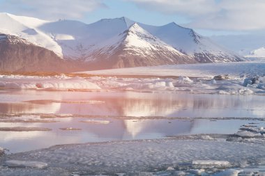 Jokulsarlon lagün dağ arka plan, doğal peyzaj İzlanda ile