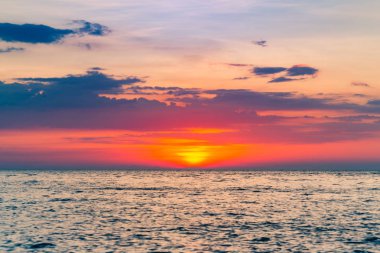 Günbatımı okyanus manzarası, güzel doğal manzara arka plan üzerinde
