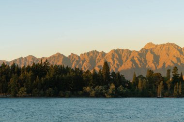 Dağ Wakatipu Gölü, South Island Yeni Zelanda doğal peyzaj üzerinde gündoğumu etkisi