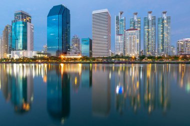 Modern cityt su yansıması alacakaranlıkta, cityscape arka plan ile bina