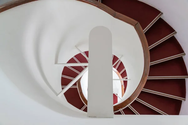 Escalera Redonda Con Escalón Rojo Edificio Interior —  Fotos de Stock