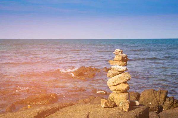海洋海岸地平线上的堆叠石 抽象背景 — 图库照片