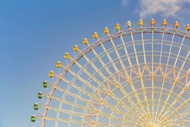 Eğlence parkındaki Dev dönme dolap ile mavi gökyüzü