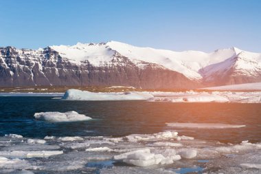 Jokulsarlon buzul kış sezon doğal manzara arka plan gölünde su üzerinde