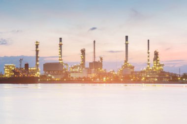 Güneş battıktan sonra ön rafineri santral Nehri