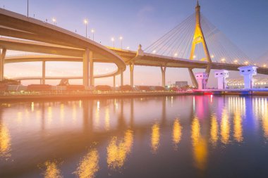 Su yansıma gece twilight asma köprü ve otoyol Nehri ile 