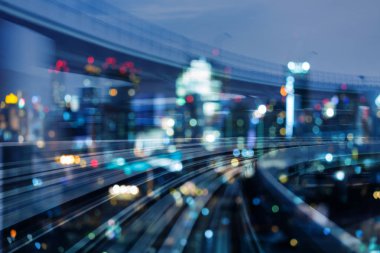 Tren parça hareket gece boyunca mavi ışık şehri, çift pozlama arka plan bulanıklık