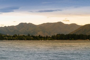 Dağ arka plan gölde Wanaka, Yeni Zelanda Güney Adası doğal peyzaj