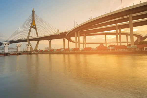 Intersezione Con Ponte Sospeso Sul Watergate Tono Del Tramonto — Foto Stock