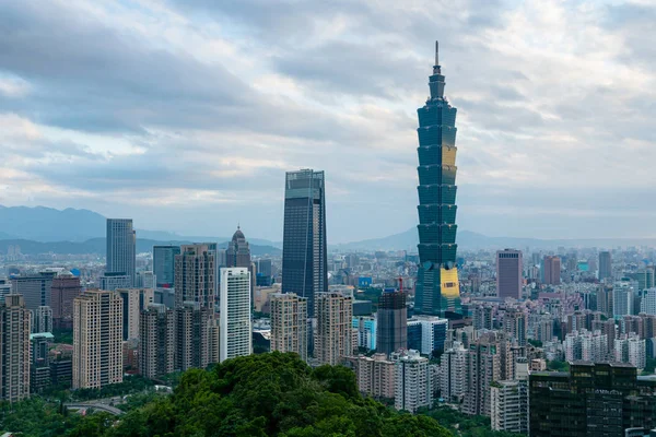 台北市中心部のビジネス ダウンタウンのスカイライン 都市景観の背景 — ストック写真