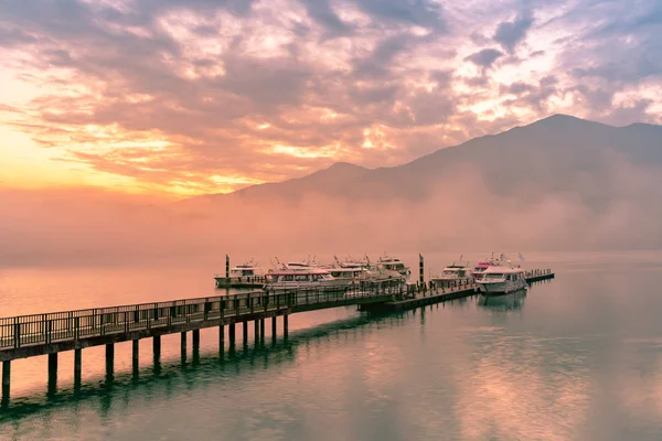 Dağ arka plan, Tayvan ile güneş ay Gölü üzerinde güzel gündoğumu