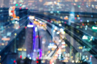 Gece şehir tren parça hareket, çift pozlama arka plan üzerinde ışık görüntü