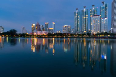 Yansıma gece şehir ışık twilight, arka plan bulanıklık