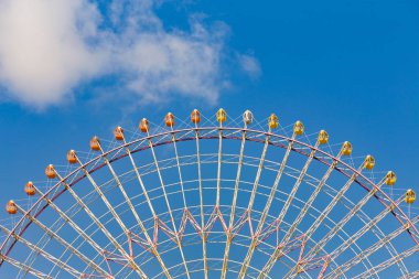 Mavi gökyüzü arka plan karşı dev dönme dolap