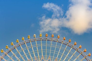 Modern dev dönme dolap mavi gökyüzü arka plan yolunu