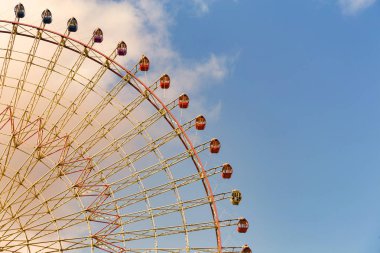 Mavi gökyüzü arka plan ile modern dönme dolap