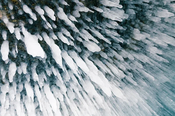 氷洞窟の屋根のすぐ上 冬季自然風景の背景 — ストック写真