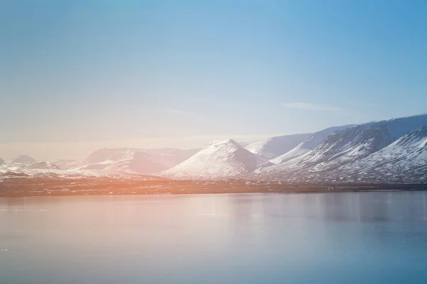 Hora Nad Vodou Jezero Jasnou Modrou Oblohu Islandská Zimní Roční — Stock fotografie