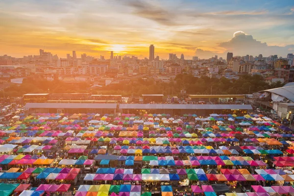 Pôr Sol Sobre Cidade Mercado Pulgas Vista Aérea Cidade Bangkok — Fotografia de Stock