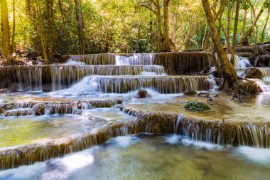 Derin orman birden çok hareketli şelale, doğal peyzaj arka plan