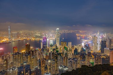 Hong Kong şehir gece twilight, cityscape arka plan ışık