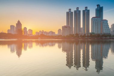 Şehri su yansıması, cityscape arka plan ile bina