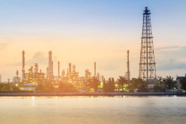Petrol rafinerisi ön Nehri ile sonra günbatımı manzarası, sanayi arka plan