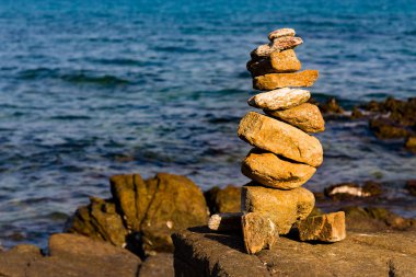 Bakiye yığını taş sahil, arka plan üzerinde