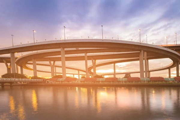 夕焼け背景後との高速道路川の前のラウンド リング — ストック写真