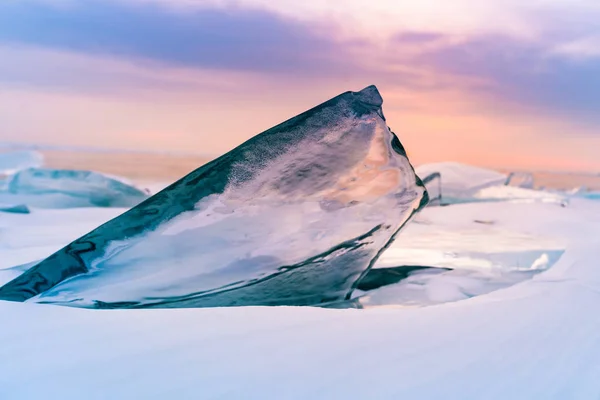 冷凍バイカル湖水ロシア冬シーズンの自然の風景の破壊氷をクローズ アップ — ストック写真