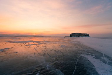 Kış sezonu gündoğumu gökyüzü arka plan, baykal Rusya doğal manzara arka plan ile su Gölü dondurmak