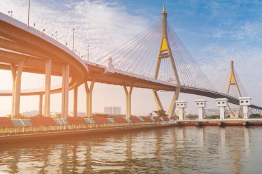 İki Yataklı asma köprü Nehri ön ve watergate