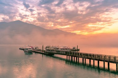 Dramatik sabah güneş ay göl, doğal peyzaj arka plan Tayvan