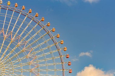 Mavi gökyüzü arka plan yuvarlak dev dönme dolap yolunu