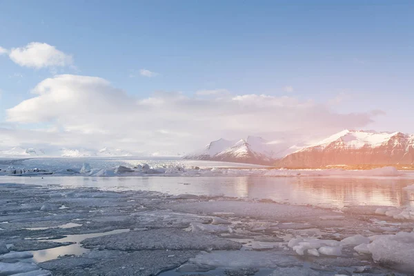 Islandia Lago Agua Con Reflejo Fondo Cielo Azul Claro Temporada —  Fotos de Stock