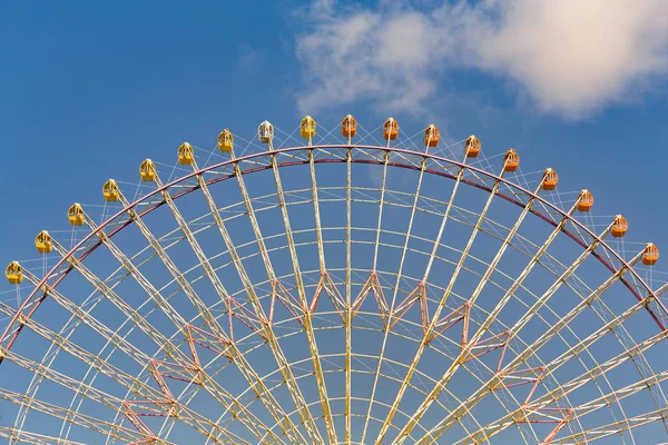 Roue Ferris Géante Dans Parc Attractions Sur Fond Ciel Bleu — Photo