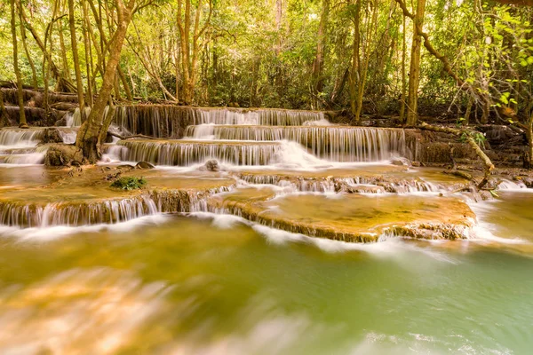 タイの国立公園の深い森の自然の滝 — ストック写真