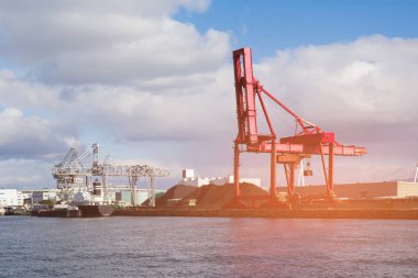Kırmızı vinç deniz bağlantı noktası, üzerinden Nakliye kargo seasite